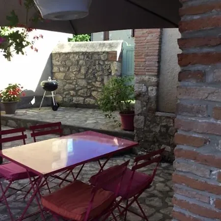 Gite Au Village Sarrant